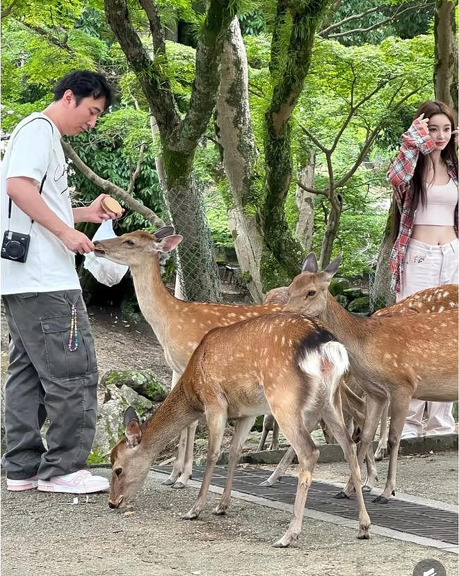 王思聪带懒懒去巴黎旅游,新发型很奇特,懒懒穿超短裙身材火辣(组图) - 6