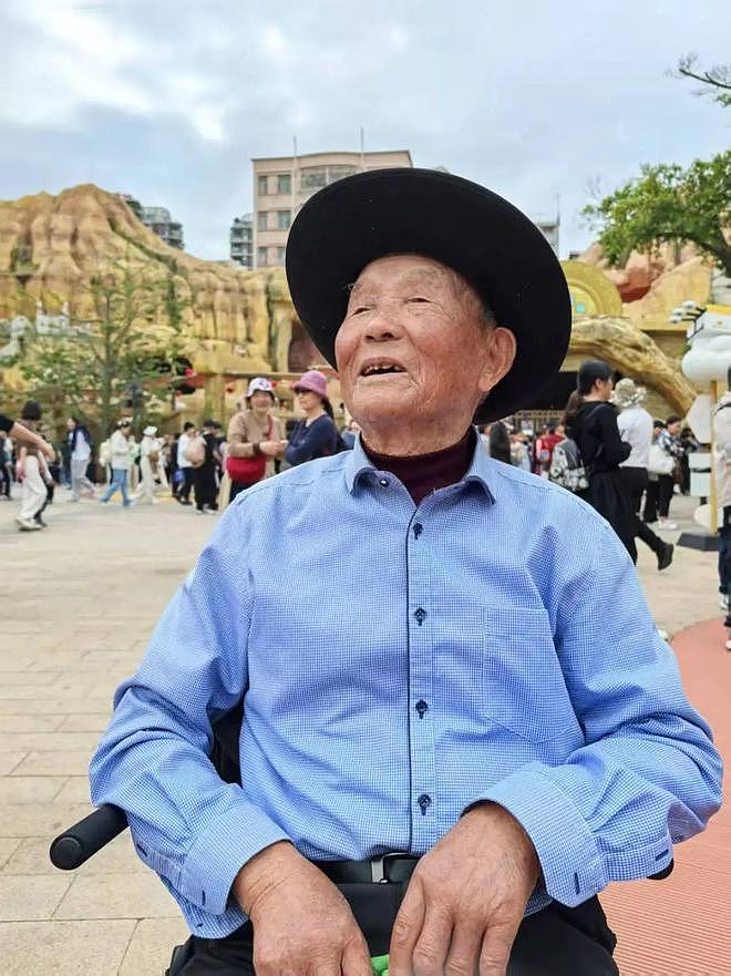 养母病逝后养父消沉,63岁儿子带103岁养父游历山河(组图) - 5