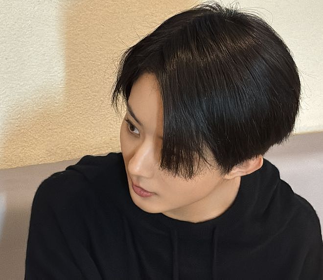 赵丽颖短发造型抢眼，37岁气质越来越硬朗，演技差一口气太可惜（组图） - 1