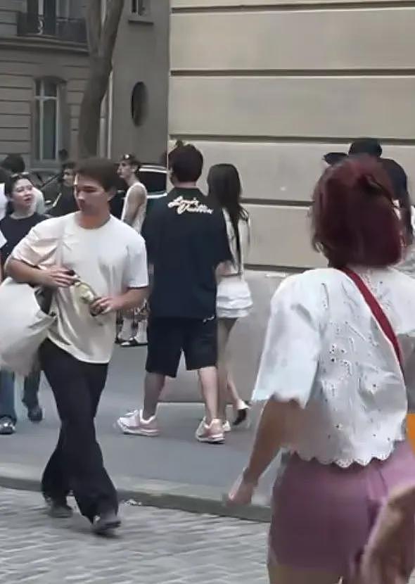 王思聪带懒懒去巴黎旅游,新发型很奇特,懒懒穿超短裙身材火辣(组图) - 4