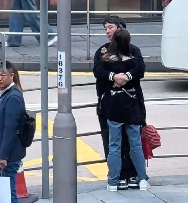 王思聪带懒懒去巴黎旅游,新发型很奇特,懒懒穿超短裙身材火辣(组图) - 5