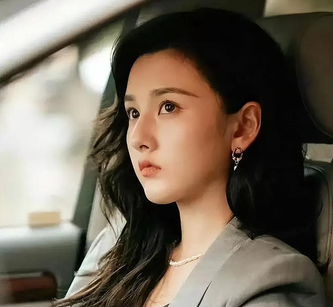 央视力捧，没想到，年仅27岁的宋祖儿，已悄悄走上杨紫的“老路”（组图） - 44