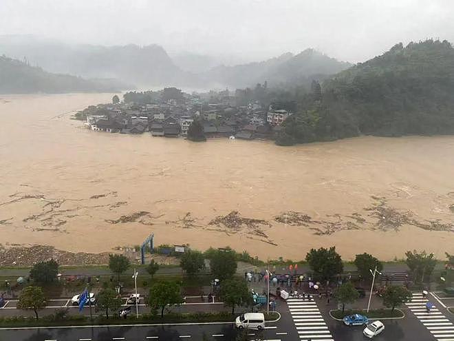 女子挪车被洪水冲进地下车库：体重76斤，靠游泳逃生（组图） - 1