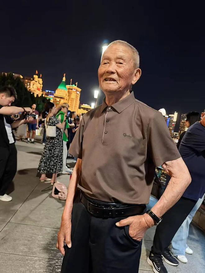 养母病逝后养父消沉,63岁儿子带103岁养父游历山河(组图) - 7
