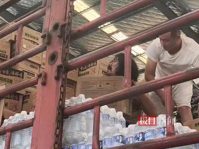 捐赠的19吨物资送达榕江，账户只剩5毛钱，“跪行巨人”胡雷：要捐就捐干净，回家继续摆摊、捡废品资助学生（组图） - 2