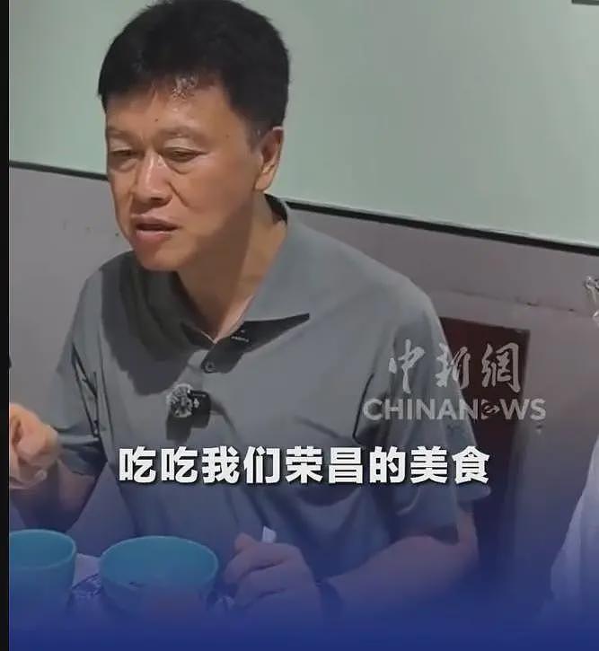 区委书记带头请客下馆子:今天这两桌我来请,我们要带头消费,实现消费(图) - 1