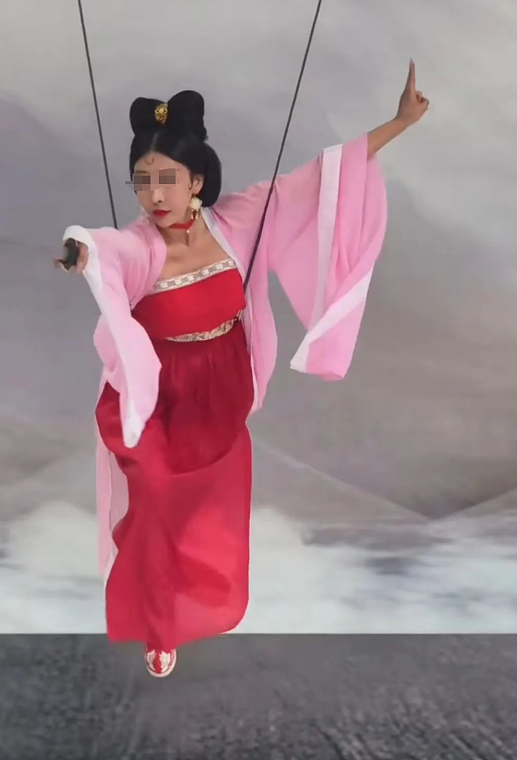 70岁中国大妈海外爆红！翻拍模仿经典韩剧女主，外国网友评论笑死了...（组图） - 7