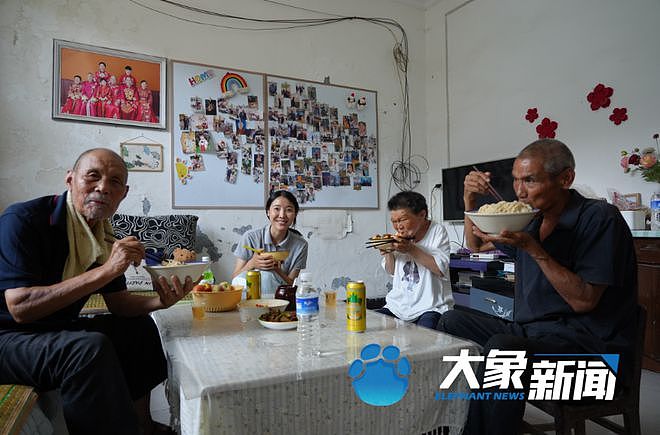 27岁“卖菜西施”3天涨粉80万：不断有陌生人到家里（组图） - 1