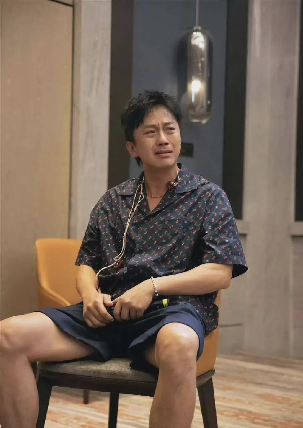 鹿晗患病质疑升级!邓超关晓彤举止太反常,本人多次被拍悄悄去医院(组图) - 7