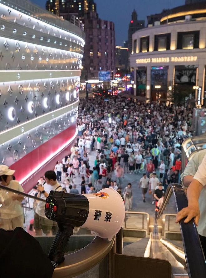 太火爆!LV“巨轮”成新地标,市民疯狂涌入,餐厅7月下旬已被订满!星巴克限流,奶茶店爆单超130杯(组图) - 5