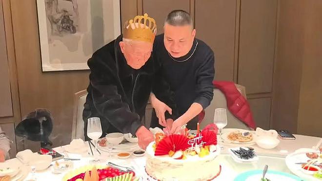 养母病逝后养父消沉,63岁儿子带103岁养父游历山河(组图) - 4