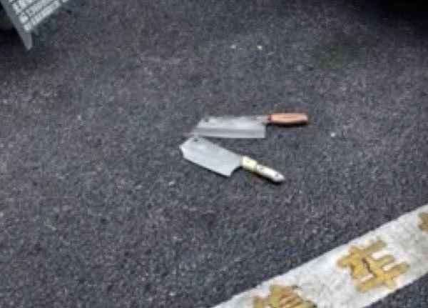 与死神擦肩!2把菜刀从天劈落,机车男经历“夺命0.5秒”(视频/组图) - 2