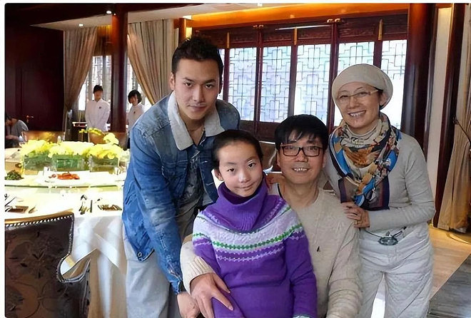范明一家四口打手碟, 和富婆妻重组家庭很幸福(组图) - 9