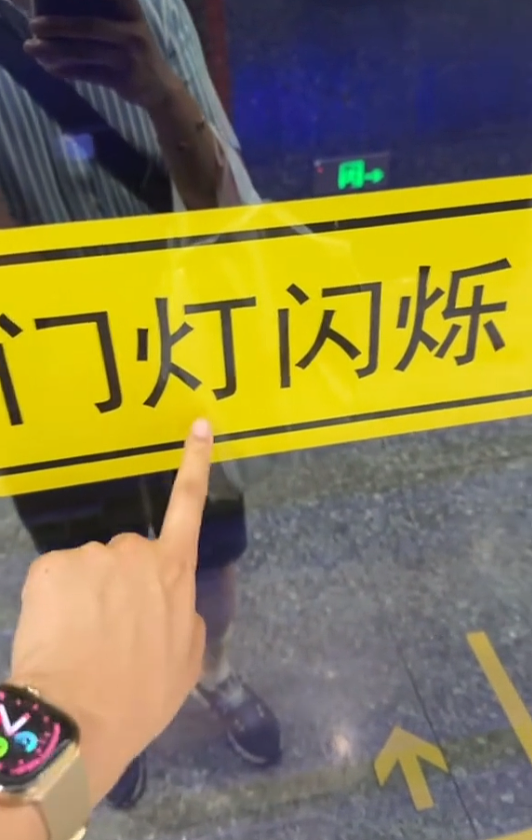 华裔小伙在机场免费给小姑娘1只labubu,她欣喜若狂!视频曝光网友惊呆:你知道他是谁吗?(组图) - 27