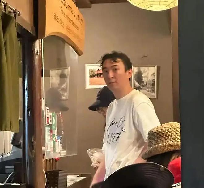 王思聪带懒懒去巴黎旅游,新发型很奇特,懒懒穿超短裙身材火辣(组图) - 2