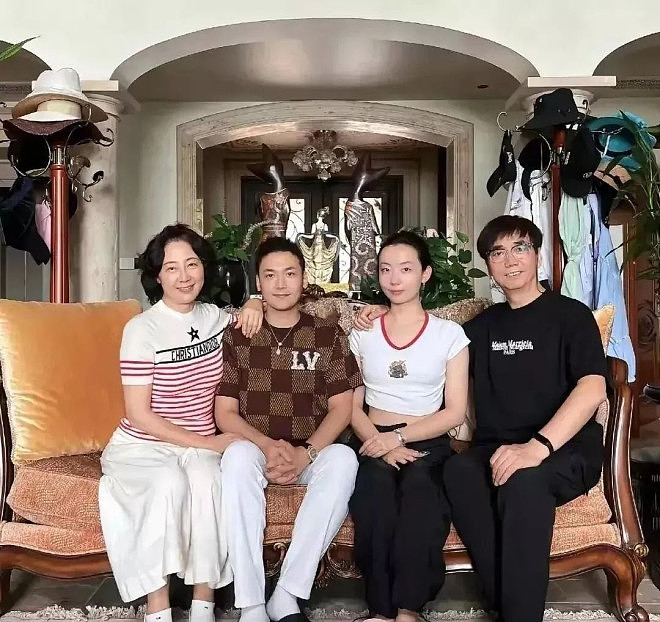 范明一家四口打手碟, 和富婆妻重组家庭很幸福(组图) - 2