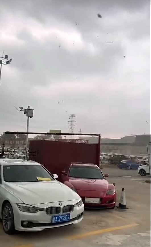山东怪风袭二手车市场，撕碎广告牌如“万箭齐发”恐怖画面曝（视频/组图） - 6
