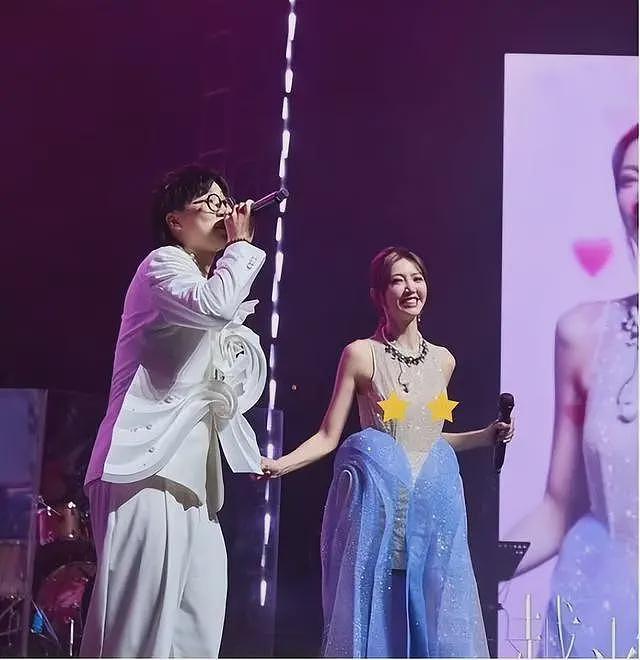 TVB女歌手演唱会穿着大胆，被指卖弄性感，曾被粉丝点名耍大牌（组图） - 2