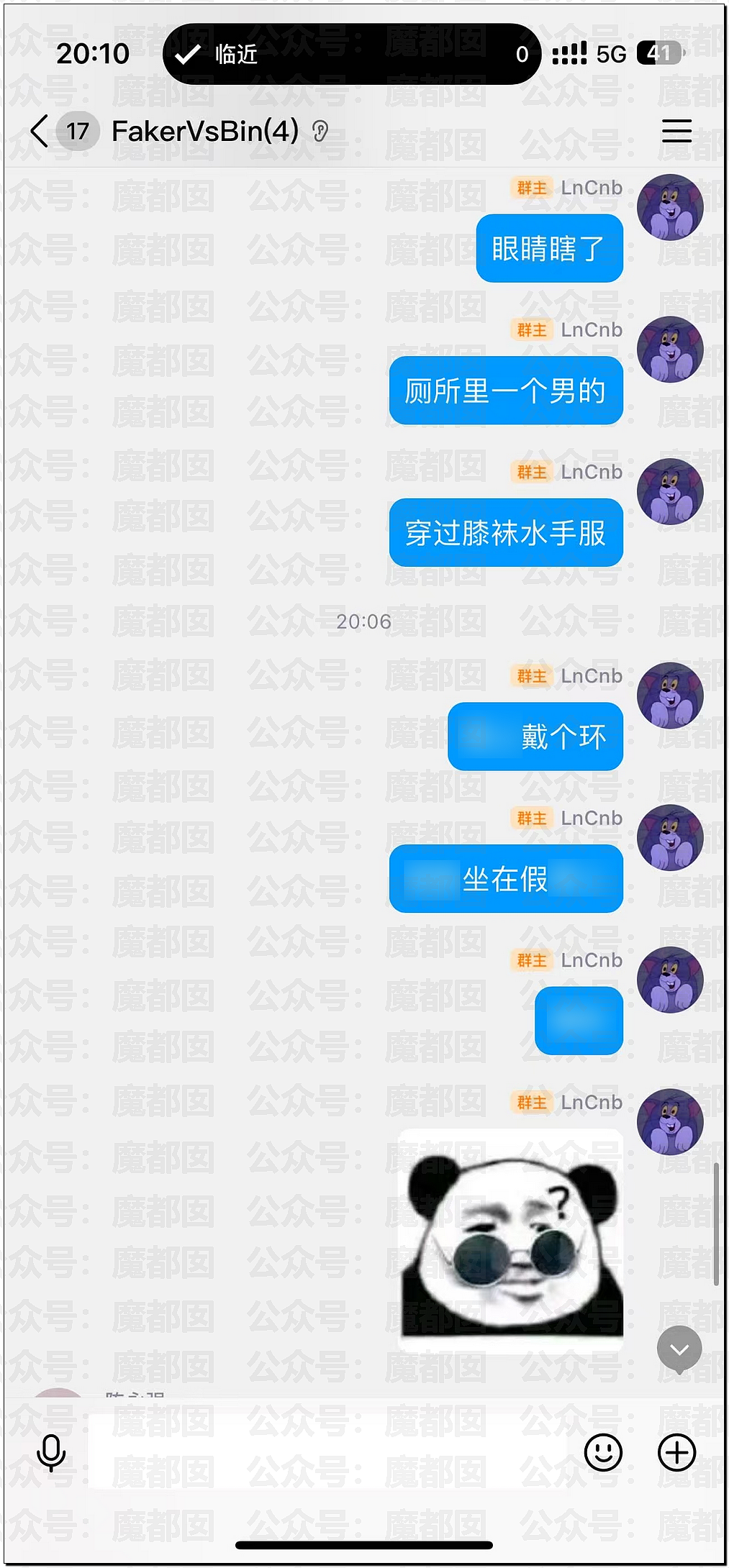 辣眼睛!男子穿女性水手服过膝袜小皮鞋坐在在男厕地板上…(组图) - 1