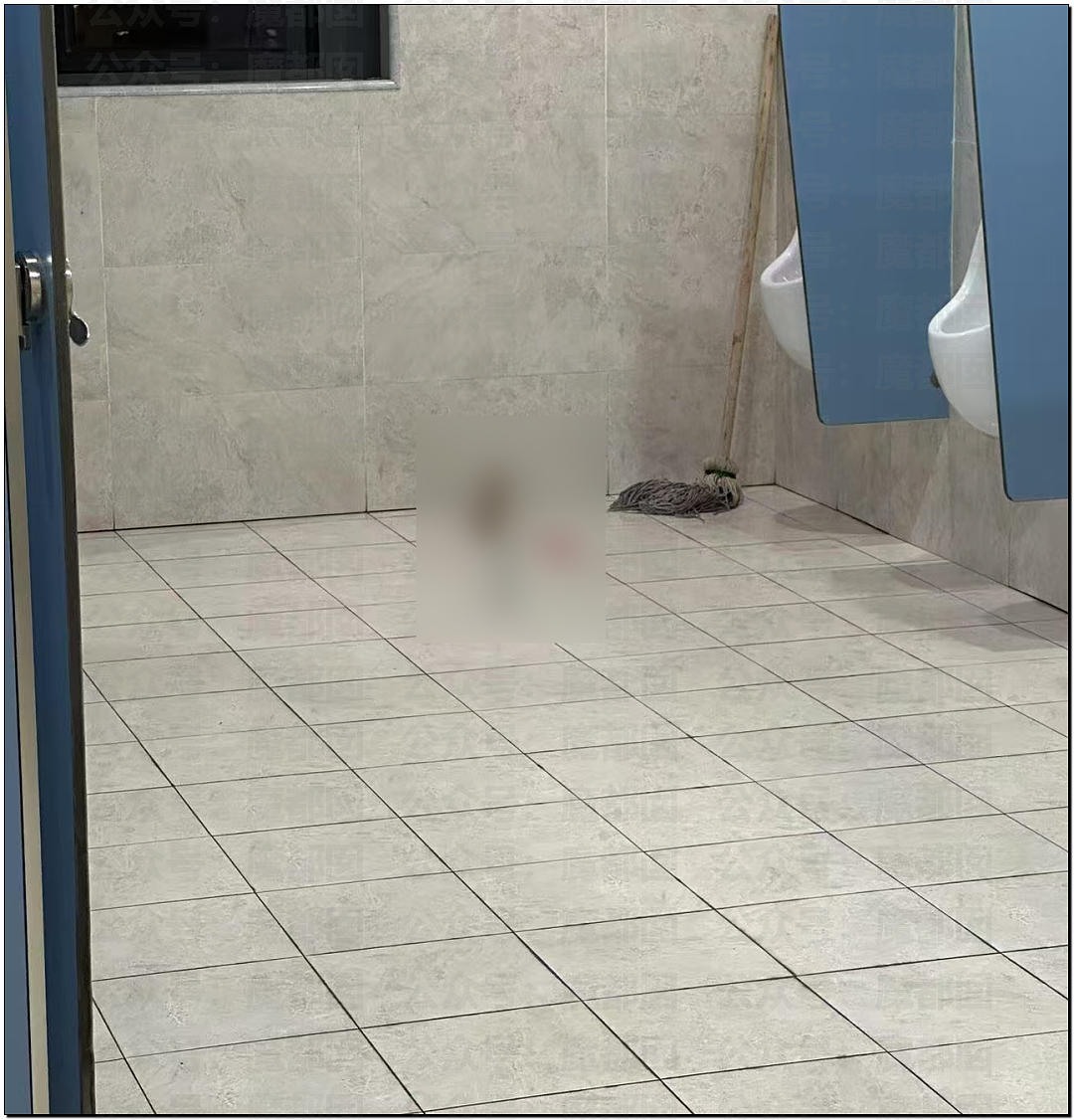 辣眼睛!男子穿女性水手服过膝袜小皮鞋坐在在男厕地板上…(组图) - 4