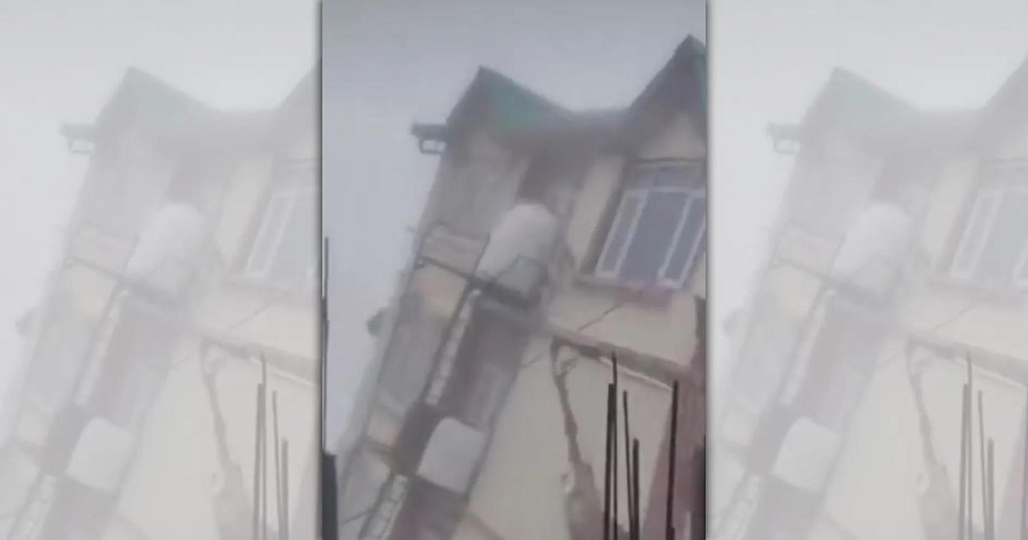 印度暴雨来袭！5层楼建筑瞬间倒塌，惊悚画面曝光（视频/组图） - 1