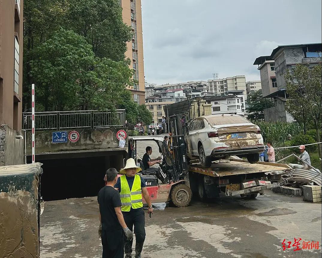 3人溺亡临河小区车库背后：深夜的群消息和清晨匆忙的挪车（组图） - 1
