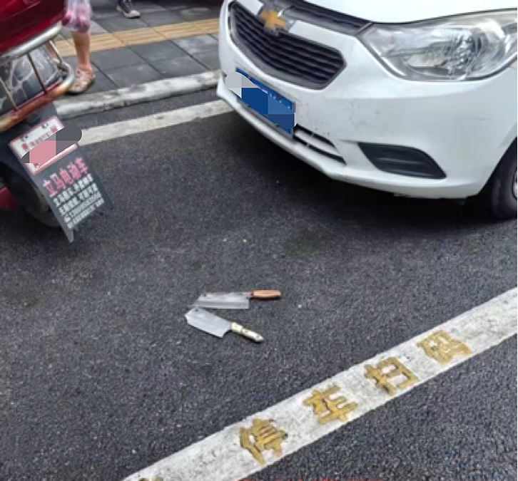贵阳街头两把菜刀从天而降，发出巨响，惊险监控视频曝光（视频/组图） - 3