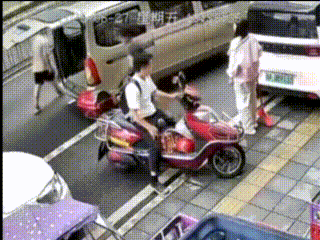 贵阳街头两把菜刀从天而降，发出巨响，惊险监控视频曝光（视频/组图） - 2