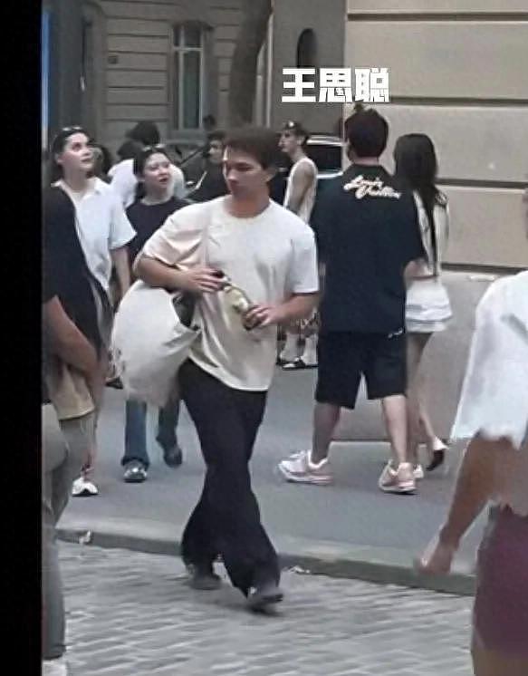 王思聪带懒懒去巴黎旅游,新发型很奇特,懒懒穿超短裙身材火辣(组图) - 1