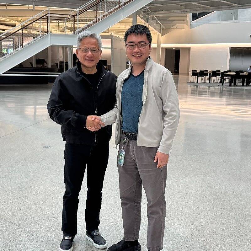 2名中国AI人才高调加入英伟达,晒与黄仁勋合影(组图) - 1