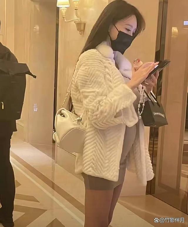 叶珂被曝产女后首次露面，手上超大钻戒很吸睛，状态看着更好了（组图） - 6