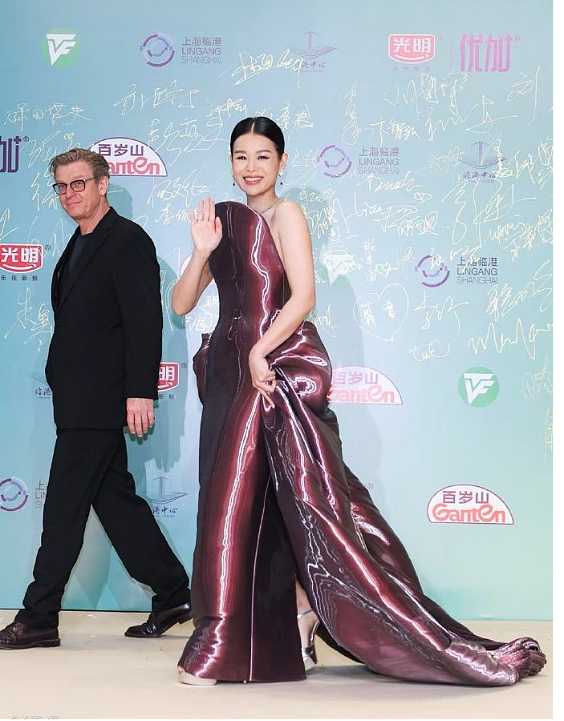 TVB视后白玉兰奖做评委，被指造型夸张像椅子，有走光风险（组图） - 1