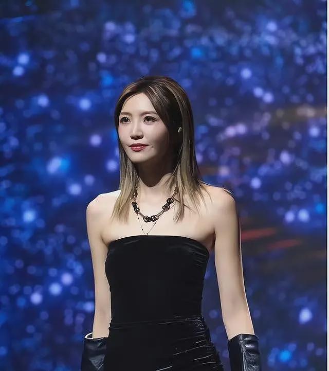 TVB女歌手演唱会穿着大胆，被指卖弄性感，曾被粉丝点名耍大牌（组图） - 3