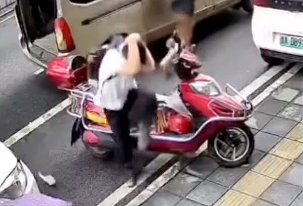 与死神擦肩!2把菜刀从天劈落,机车男经历“夺命0.5秒”(视频/组图) - 1