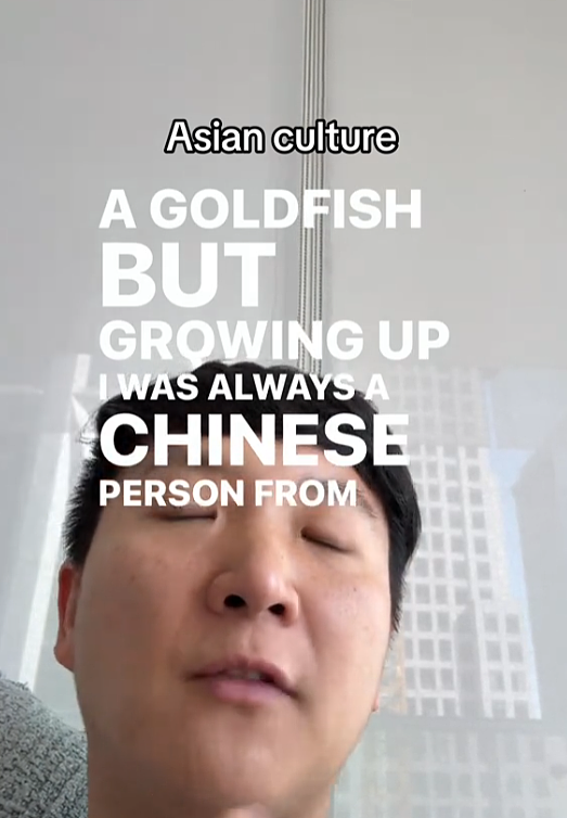 华裔小伙在机场免费给小姑娘1只labubu,她欣喜若狂!视频曝光网友惊呆:你知道他是谁吗?(组图) - 23