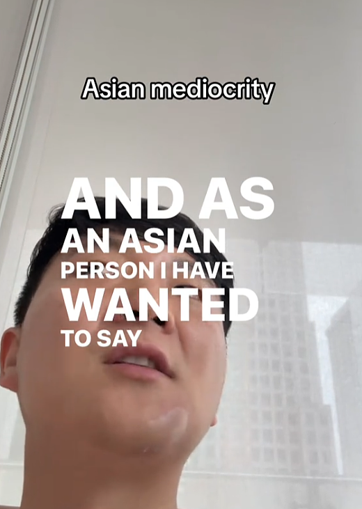 华裔小伙在机场免费给小姑娘1只labubu,她欣喜若狂!视频曝光网友惊呆:你知道他是谁吗?(组图) - 24
