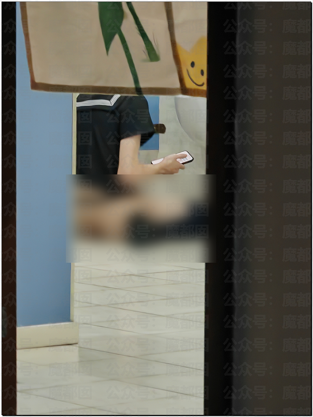 辣眼睛!男子穿女性水手服过膝袜小皮鞋坐在在男厕地板上…(组图) - 7