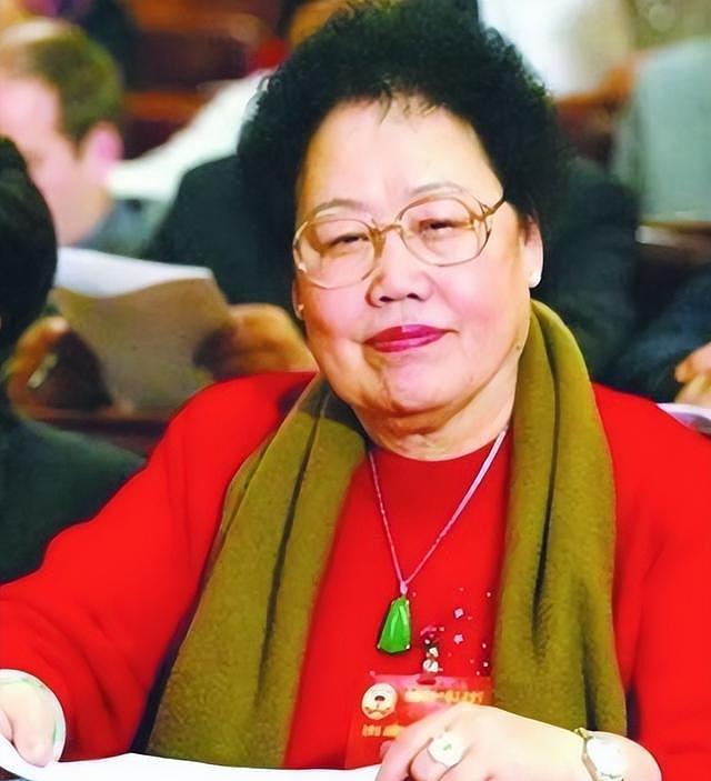72岁“唐僧”开始卖房!和陈丽华35年感情受质疑,百亿财产成空?(组图) - 3