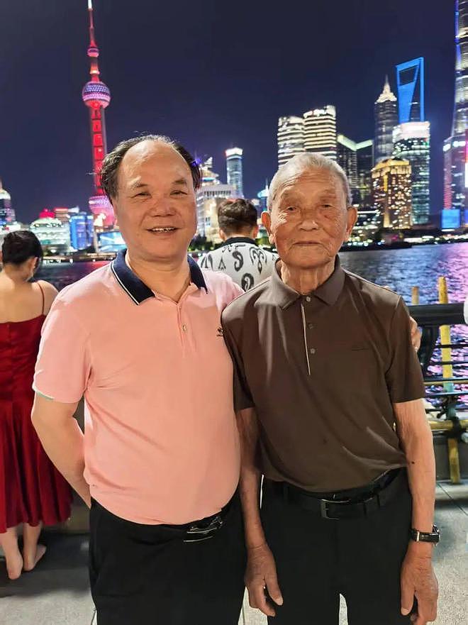 养母病逝后养父消沉,63岁儿子带103岁养父游历山河(组图) - 1