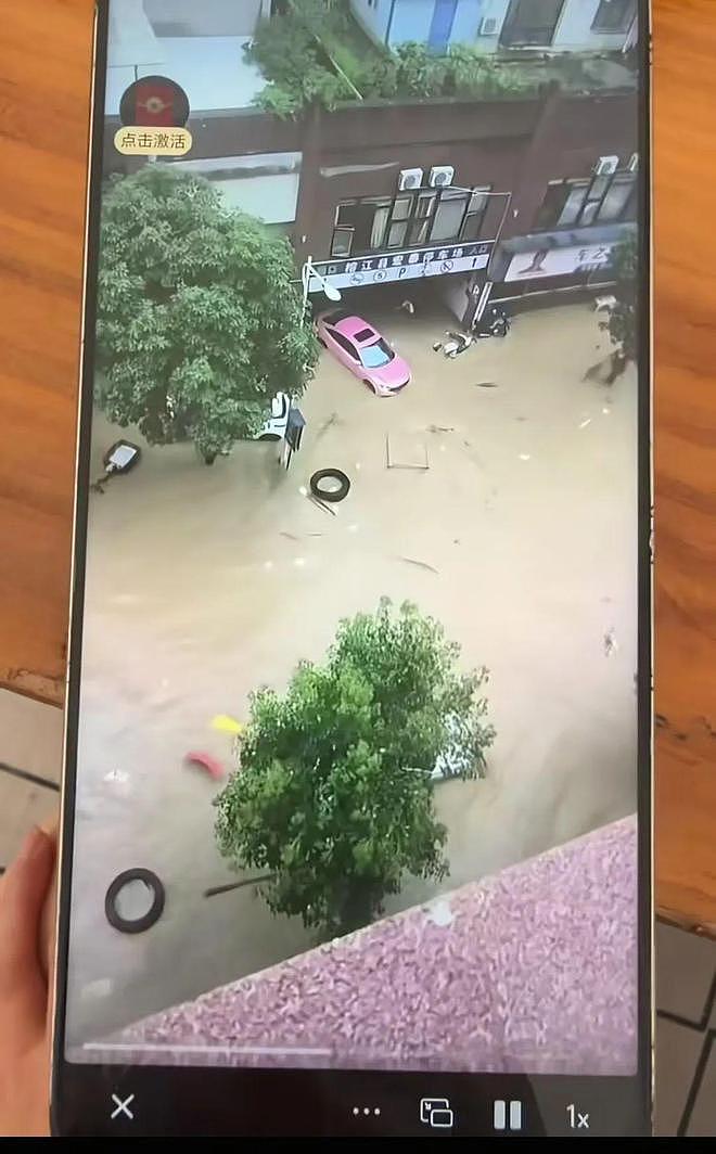 女子挪车被洪水冲进地下车库：体重76斤，靠游泳逃生（组图） - 3