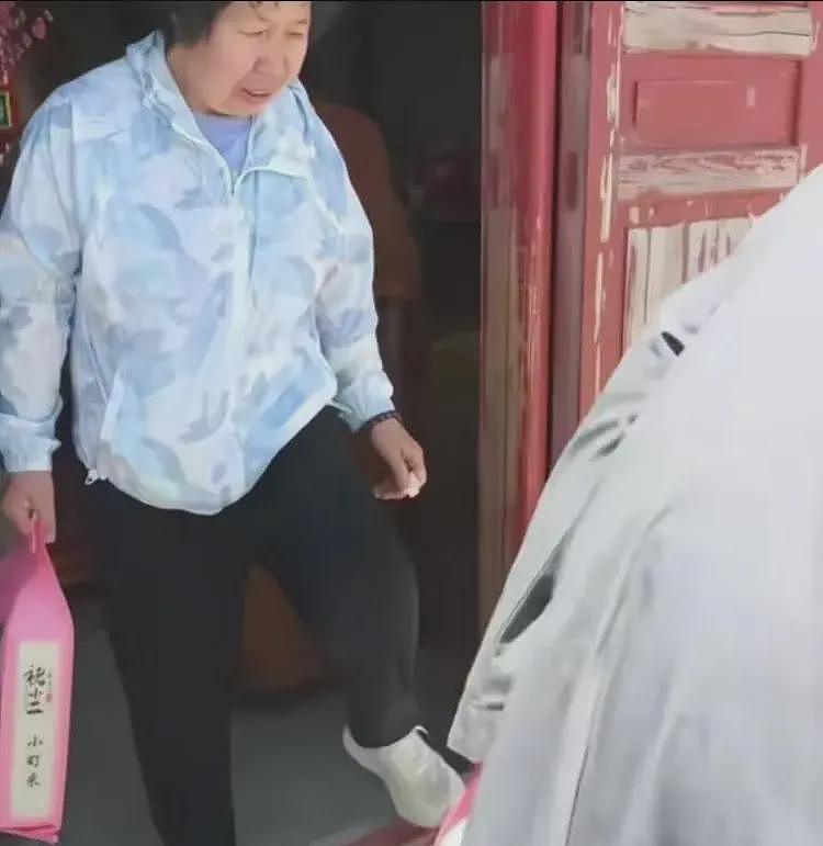 五台山和尚满口脏话扔供米后续:已迁单处置,原因曝光,当地回应(组图) - 6
