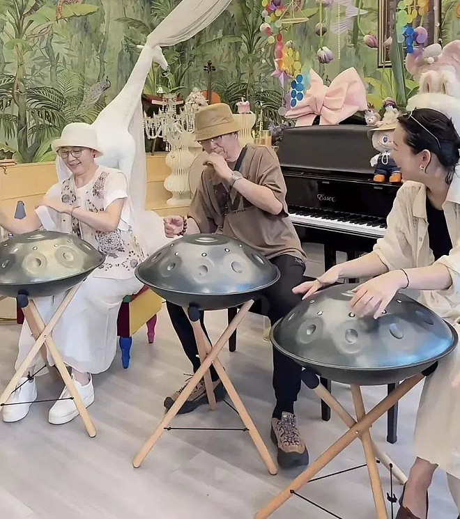 范明一家四口打手碟, 和富婆妻重组家庭很幸福(组图) - 7
