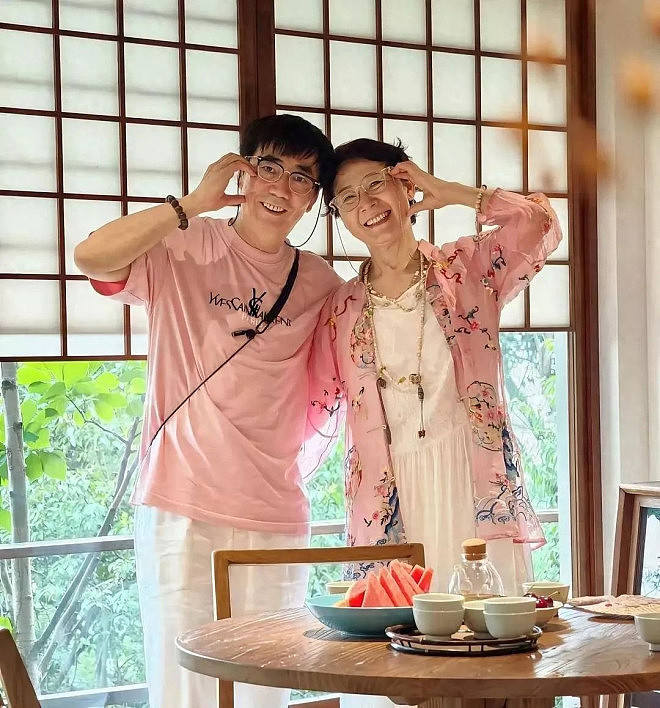 范明一家四口打手碟, 和富婆妻重组家庭很幸福(组图) - 1