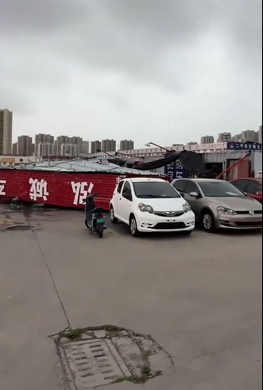 山东怪风袭二手车市场，撕碎广告牌如“万箭齐发”恐怖画面曝（视频/组图） - 8