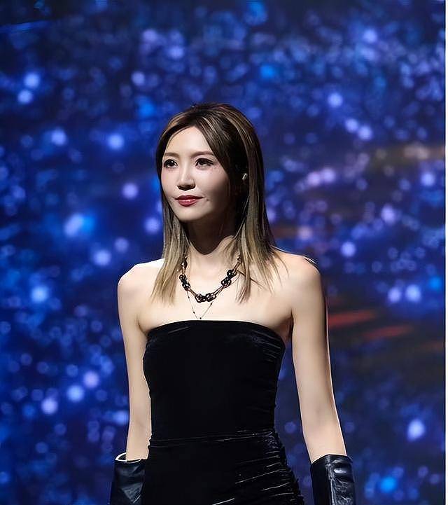 TVB女歌手演唱会穿着大胆,被指卖弄性感(组图) - 3