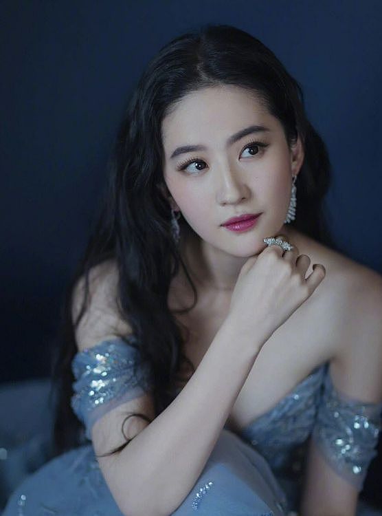 刘亦菲没去白玉兰颁奖礼被质疑输不起,粉丝要求公开白玉兰投票?(组图) - 2