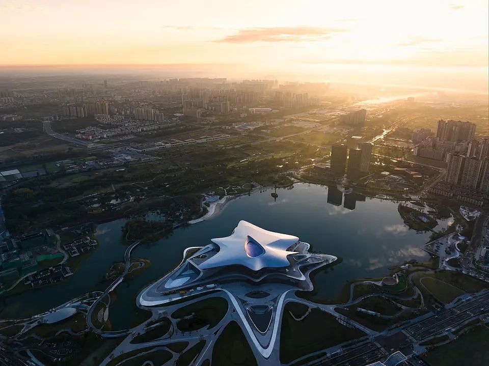扎哈事务所打造全球首座土坯建筑!致敬600年沙特纳季建筑,放弃曲线、还玩起夯土!网友:确定是ZHA?(组图) - 7
