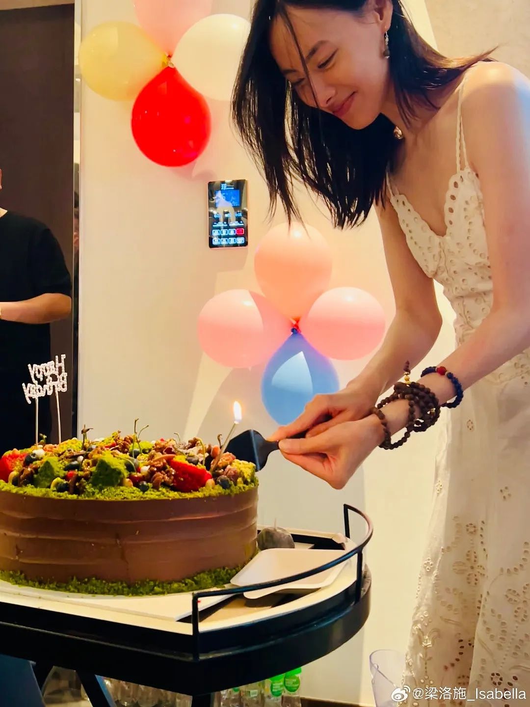 梁洛施生日晒99朵玫瑰! 牵手新男友秀恩爱, 不嫁豪门却活成人生赢家(组图) - 2