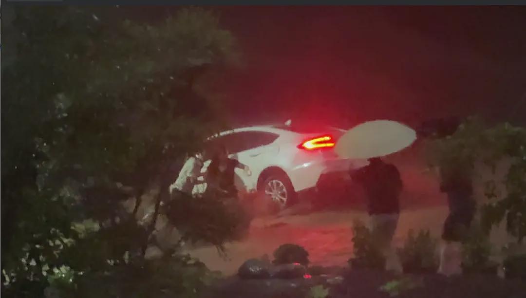 河南景区山洪8人被困，亲历者：路被冲断，车被冲走（组图） - 2