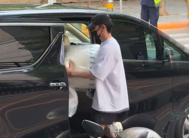 33岁邓伦被偶遇出行,独自开车拿东西,此前被曝结婚开启新生活(组图) - 1